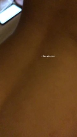 超顶淫妻博主，【琼久】，跟其他单男3P，绿帽男在旁边看别人干自己的老婆，好淫荡的画面 截图12