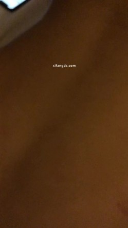 超顶淫妻博主，【琼久】，跟其他单男3P，绿帽男在旁边看别人干自己的老婆，好淫荡的画面 截图13
