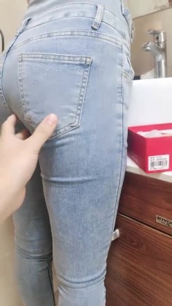 大表姐和小表妹一个房间内被蒙面大哥爆草蹂躏，多体位爆草抽插，沙发上玩弄淫声荡语浪叫不止精彩不要错过 截图1