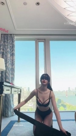 秀人网人气女神，【玥儿玥】最新黑丝高跟，职业装御姐范，大尺度漏奶头 截图1