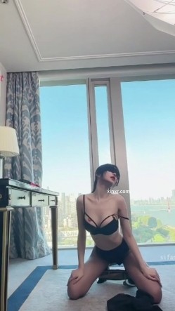 秀人网人气女神，【玥儿玥】最新黑丝高跟，职业装御姐范，大尺度漏奶头 截图5