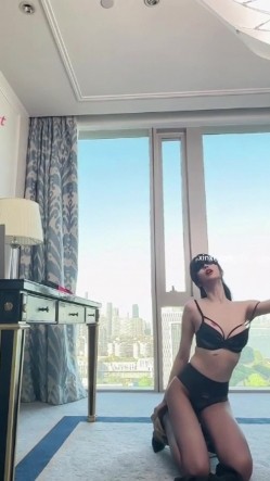 秀人网人气女神，【玥儿玥】最新黑丝高跟，职业装御姐范，大尺度漏奶头 截图6