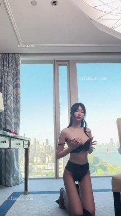 秀人网人气女神，【玥儿玥】最新黑丝高跟，职业装御姐范，大尺度漏奶头 截图11