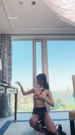 秀人网人气女神，【玥儿玥】最新黑丝高跟，职业装御姐范，大尺度漏奶头 截图12