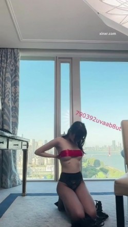 秀人网人气女神，【玥儿玥】最新黑丝高跟，职业装御姐范，大尺度漏奶头 截图15