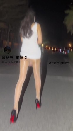 【边走边尿】推特烧婊子 金秘书 最新露出放尿 截图3