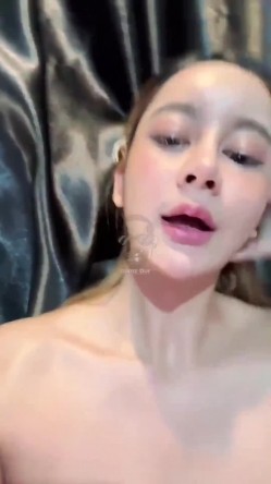大奶美女 身材高挑丰满 在家吃鸡啪啪 上位骑乘 被大鸡吧小哥各种无套输出 操喷了 最后射了满满一脸精液 截图16