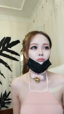 粉色肚兜高颜值白皙美乳妹子道具自慰 黑丝高跟鞋道具双洞齐插非常诱人 截图1