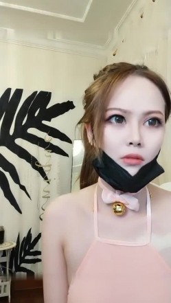 粉色肚兜高颜值白皙美乳妹子道具自慰 黑丝高跟鞋道具双洞齐插非常诱人 截图2