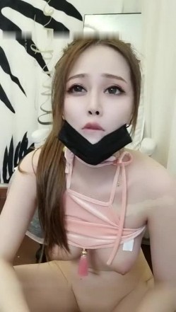 粉色肚兜高颜值白皙美乳妹子道具自慰 黑丝高跟鞋道具双洞齐插非常诱人 截图15