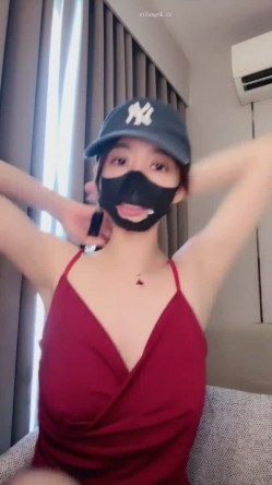 尤物推荐【美人儿】逆天女神 颜值身材吊打网红明星 美到窒息 绿播下海 全裸下厨 跳蛋自慰爽 截图3