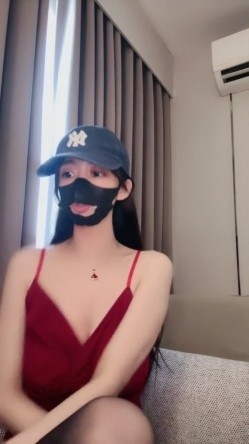 尤物推荐【美人儿】逆天女神 颜值身材吊打网红明星 美到窒息 绿播下海 全裸下厨 跳蛋自慰爽 截图5