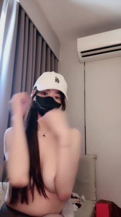 尤物推荐【美人儿】逆天女神 颜值身材吊打网红明星 美到窒息 绿播下海 全裸下厨 跳蛋自慰爽 截图8