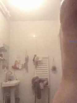 穷人女神富人母狗，颜值气质天花板奶茶【你的阿莓】土豪定制，自抠放尿大姨妈洗澡各种展示极度反差 截图4
