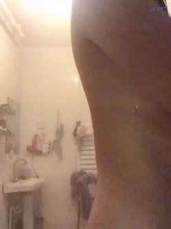 穷人女神富人母狗，颜值气质天花板奶茶【你的阿莓】土豪定制，自抠放尿大姨妈洗澡各种展示极度反差 截图5