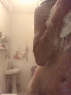 穷人女神富人母狗，颜值气质天花板奶茶【你的阿莓】土豪定制，自抠放尿大姨妈洗澡各种展示极度反差 截图15