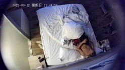 上帝视角真实偸拍，中年男女开房偸情性爱，少妇呻吟声是亮点，绝对把你听硬，喔~好舒服~好深，边淫叫边说骚话 截图1