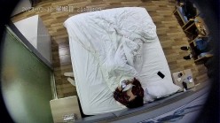 上帝视角真实偸拍，中年男女开房偸情性爱，少妇呻吟声是亮点，绝对把你听硬，喔~好舒服~好深，边淫叫边说骚话 截图4