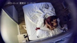 上帝视角真实偸拍，中年男女开房偸情性爱，少妇呻吟声是亮点，绝对把你听硬，喔~好舒服~好深，边淫叫边说骚话 截图8