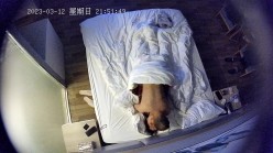 上帝视角真实偸拍，中年男女开房偸情性爱，少妇呻吟声是亮点，绝对把你听硬，喔~好舒服~好深，边淫叫边说骚话 截图11
