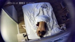 上帝视角真实偸拍，中年男女开房偸情性爱，少妇呻吟声是亮点，绝对把你听硬，喔~好舒服~好深，边淫叫边说骚话 截图13