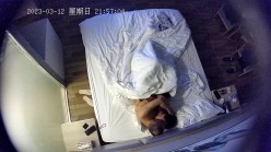 上帝视角真实偸拍，中年男女开房偸情性爱，少妇呻吟声是亮点，绝对把你听硬，喔~好舒服~好深，边淫叫边说骚话 截图16