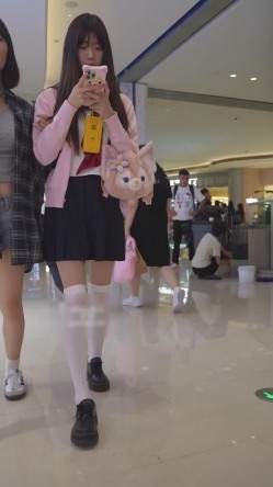 【banana cat系列】外纯内骚制服jk小姐姐和闺蜜一起逛街情趣用品店买跳蛋窄内阴唇侧露，侧面露出没刮干净 截图5
