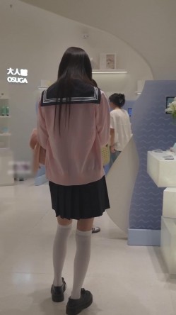 【banana cat系列】外纯内骚制服jk小姐姐和闺蜜一起逛街情趣用品店买跳蛋窄内阴唇侧露，侧面露出没刮干净 截图6