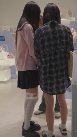【banana cat系列】外纯内骚制服jk小姐姐和闺蜜一起逛街情趣用品店买跳蛋窄内阴唇侧露，侧面露出没刮干净 截图7