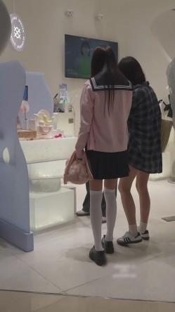 【banana cat系列】外纯内骚制服jk小姐姐和闺蜜一起逛街情趣用品店买跳蛋窄内阴唇侧露，侧面露出没刮干净 截图8