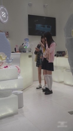 【banana cat系列】外纯内骚制服jk小姐姐和闺蜜一起逛街情趣用品店买跳蛋窄内阴唇侧露，侧面露出没刮干净 截图9
