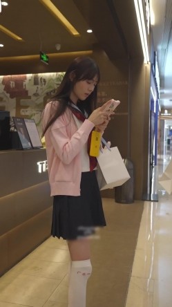 【banana cat系列】外纯内骚制服jk小姐姐和闺蜜一起逛街情趣用品店买跳蛋窄内阴唇侧露，侧面露出没刮干净 截图16