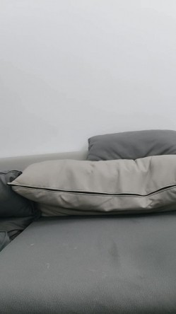颜值很高的极品妞全程露脸深夜激情大秀，跟狼友撩骚互动听指挥，揉奶玩逼道具抽插特写展示，高潮不断真刺激 截图10