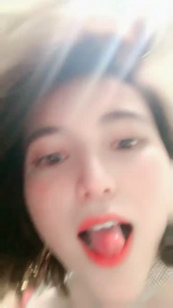 肥唇粉穴短发网红美女！新人下海自慰！怼着镜头疯狂揉穴，掰穴里面好湿，浴室洗澡湿身诱惑 截图12