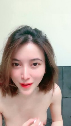 肥唇粉穴短发网红美女！新人下海自慰！怼着镜头疯狂揉穴，掰穴里面好湿，浴室洗澡湿身诱惑 截图15