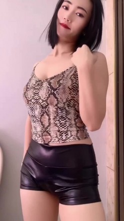 快手颜值少妇【媛猫儿】极品御姐榨精小鲜肉，好身材大长腿，足交圣体，逼肥奶圆 截图15