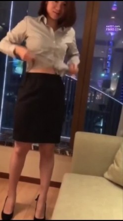 制服漂亮小少妇主动脱光了给我口 第一次还有点不好意思 口活不错大概经常给老公口 截图1