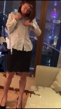 制服漂亮小少妇主动脱光了给我口 第一次还有点不好意思 口活不错大概经常给老公口 截图2
