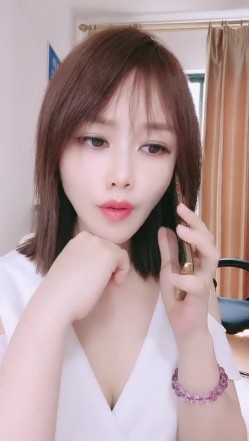超骚御姐，难得一见的骚货少妇，【余君赴山海】，办公室 户外 车上跳蛋，沐浴秀，玩得就是一个心跳和刺激 截图1