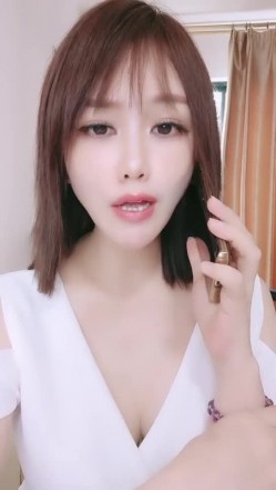 超骚御姐，难得一见的骚货少妇，【余君赴山海】，办公室 户外 车上跳蛋，沐浴秀，玩得就是一个心跳和刺激 截图4