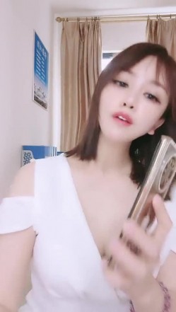 超骚御姐，难得一见的骚货少妇，【余君赴山海】，办公室 户外 车上跳蛋，沐浴秀，玩得就是一个心跳和刺激 截图5