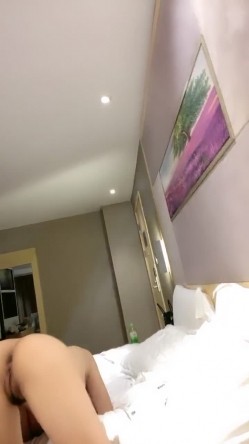 顶级颜值00后姐妹花『轩尼诗』姐妹互舔 刺激双飞，享受两位极品好姐妹的性福时光 闺蜜被操的奶子摇摇欲坠 截图6