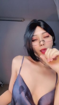 极品舔屏阿黑颜女神【蘸点蜜桃酱】门槛福利，太懂男人了，口活技术一流，高潮脸道具深喉 截图2