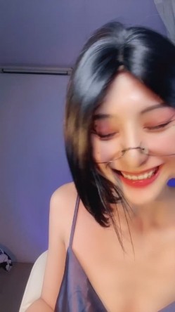 极品舔屏阿黑颜女神【蘸点蜜桃酱】门槛福利，太懂男人了，口活技术一流，高潮脸道具深喉 截图15