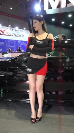 广州车展色色的摄影师各种角度 捕捉身材火爆的美女模特各种不经意间的走光 截图9