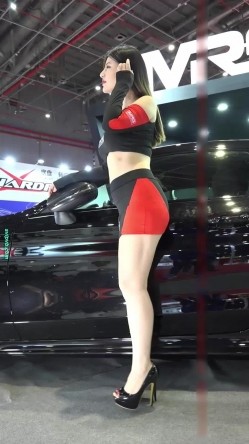 广州车展色色的摄影师各种角度 捕捉身材火爆的美女模特各种不经意间的走光 截图12