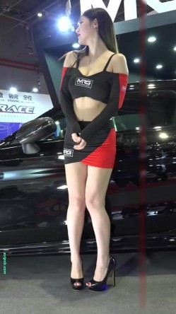 广州车展色色的摄影师各种角度 捕捉身材火爆的美女模特各种不经意间的走光 截图13