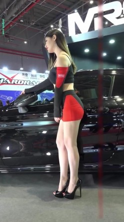 广州车展色色的摄影师各种角度 捕捉身材火爆的美女模特各种不经意间的走光 截图14