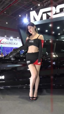 广州车展色色的摄影师各种角度 捕捉身材火爆的美女模特各种不经意间的走光 截图15