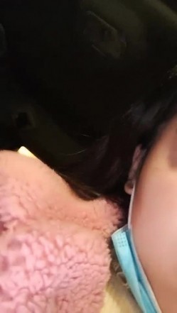 红色奶头妹子夜晚户外回车上车震 牛仔裤开裆塞着跳蛋口交后座大力抽插非常诱人 截图2